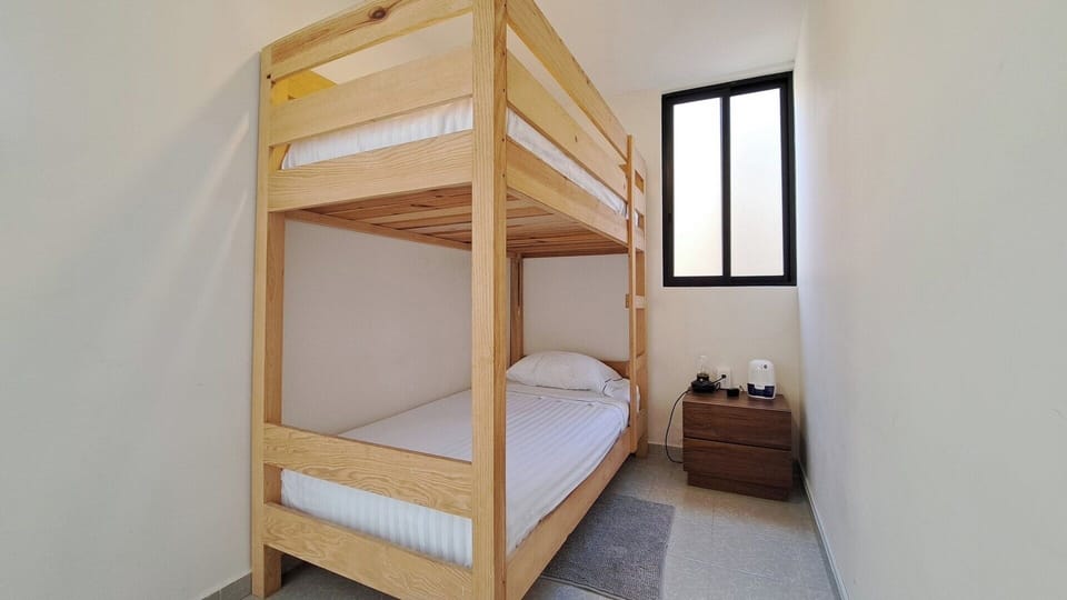 Esta acogedora habitación está equipada con una litera de dos camas individuales, perfecta para los más pequeños o para grupos de amigos. 