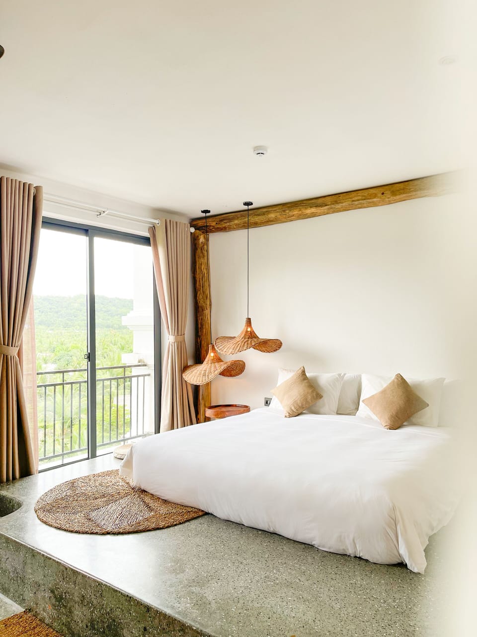 Deluxe Double Room, 1 King Bed, Mountain View, Beachside | Balcony