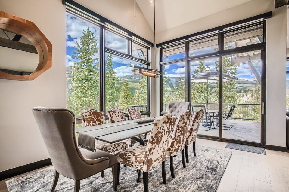 Seating for 8 at the dining room table