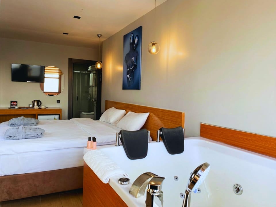Junior Suite | Egyptian cotton sheets, premium bedding, minibar, desk