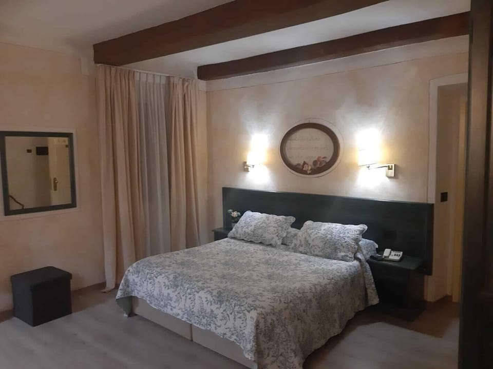 Minibar, desk, WiFi (free), bed sheets