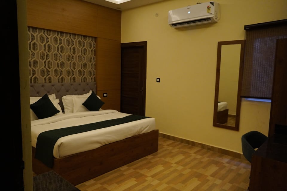 Basic Room | 1 bedroom, premium bedding, down comforters, memory foam beds