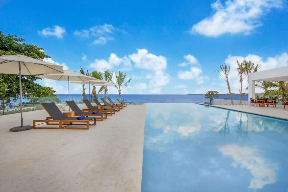 Caleton 24: Infinity pool with ocean view