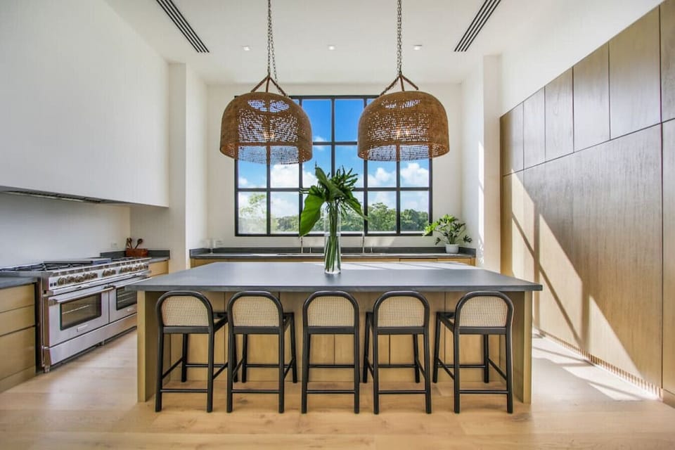 Caleton 24: Kitchen with island and seating