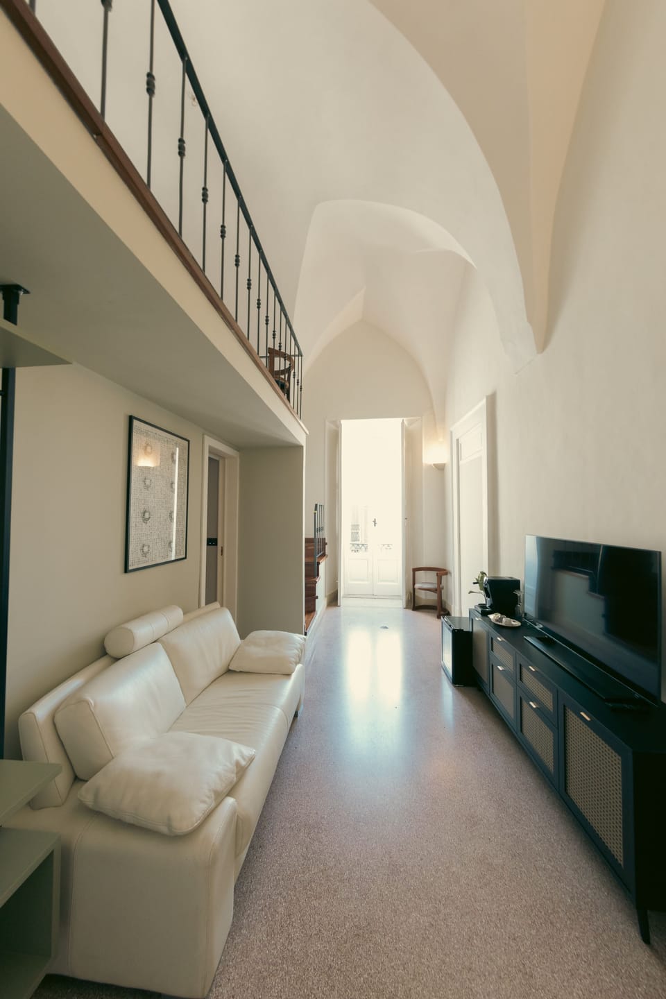 Exclusive Suite, Sauna | Living area | 55-inch Smart TV with digital channels, Netflix, Hulu