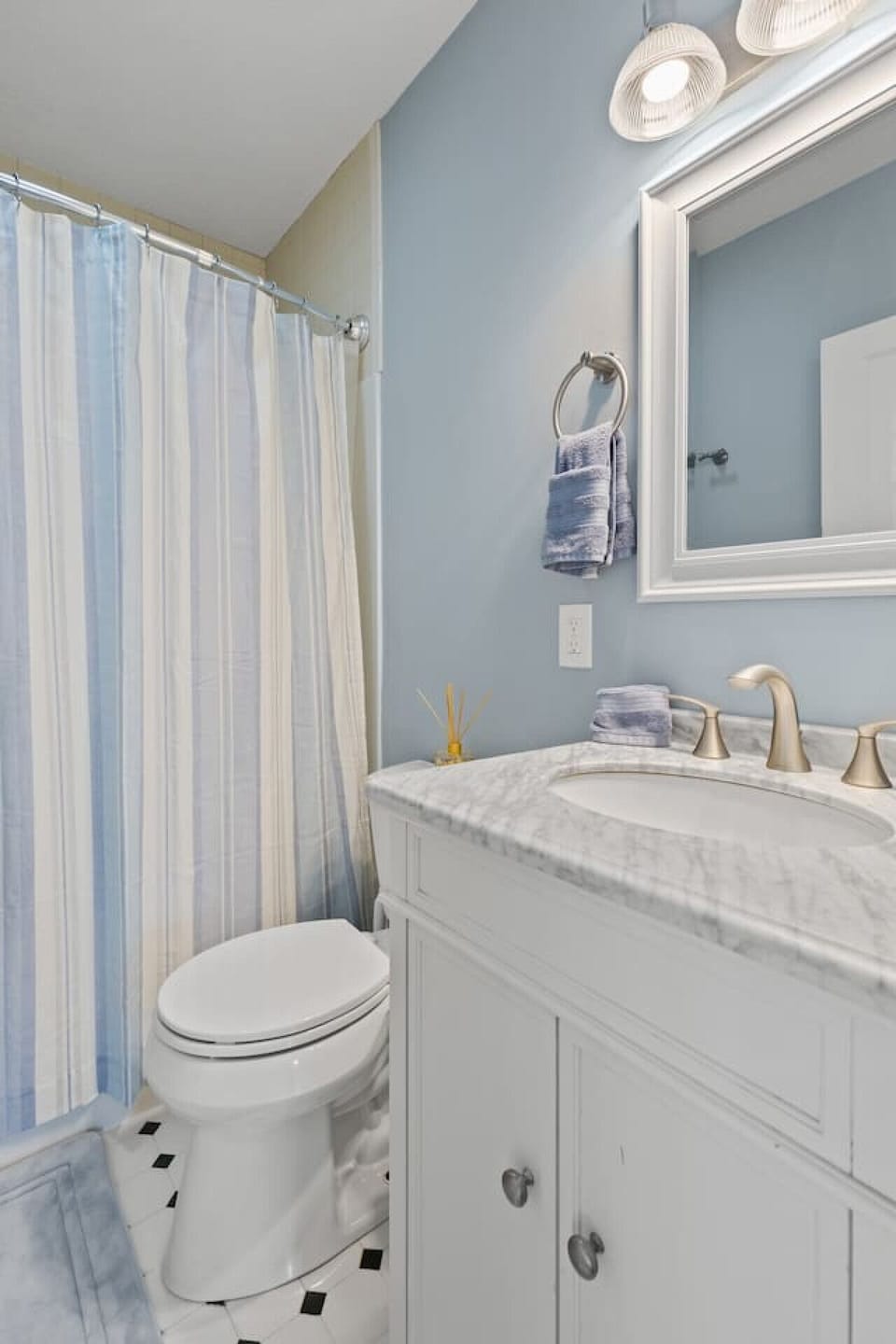 Full main bathroom