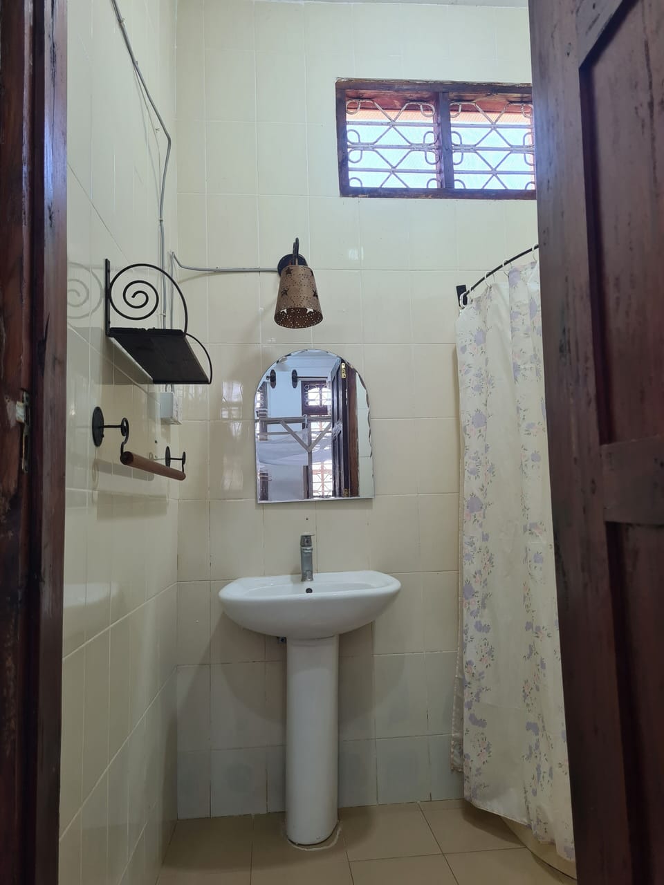 Comfort Single Room, 1 Queen Bed, Private Bathroom | Bathroom | Rainfall showerhead, slippers, soap, toilet paper