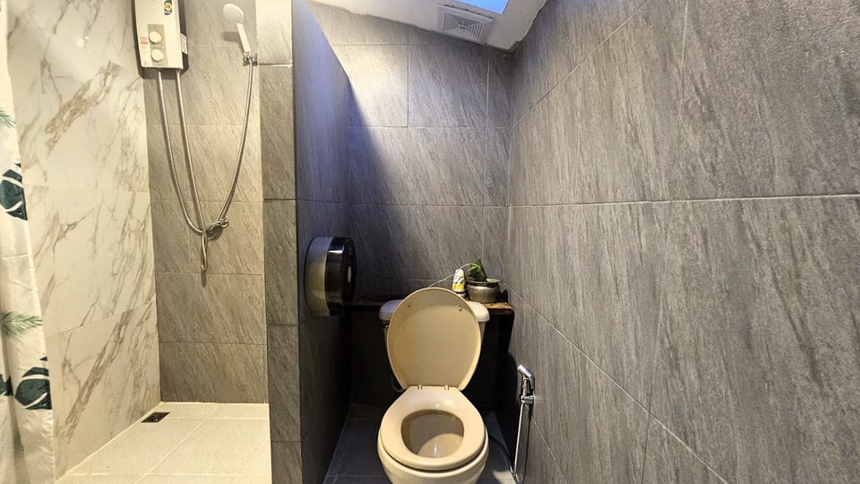 Standard Shared Dormitory, Mixed Dorm, Non Smoking, 2 Bathrooms | Bathroom | Shower, hair dryer, bidet, towels