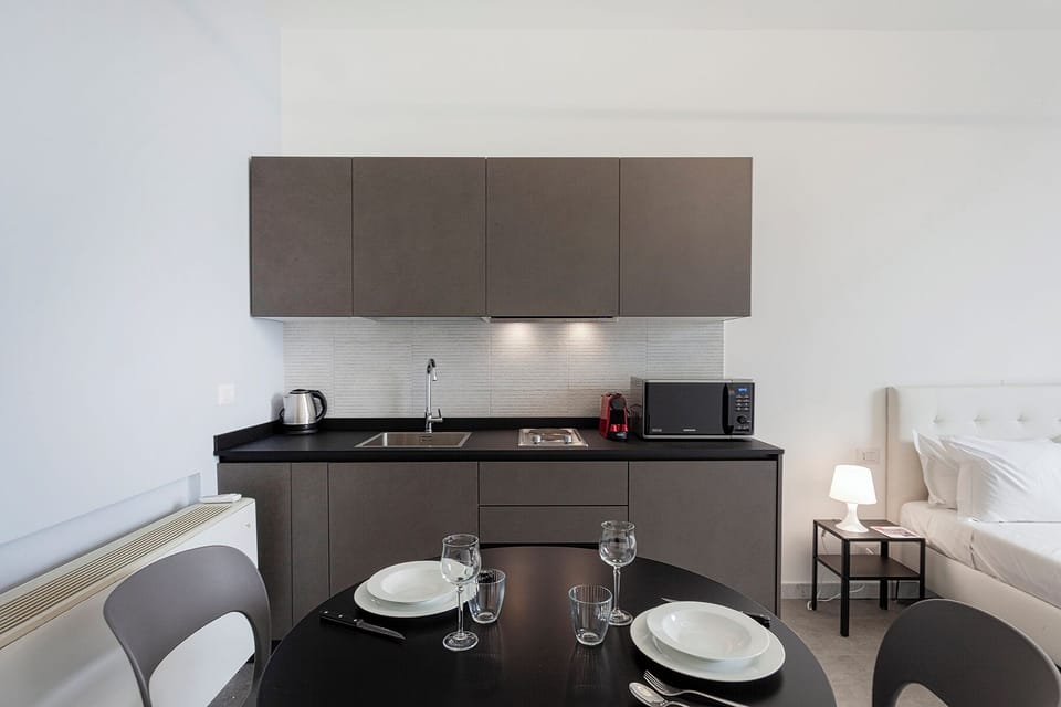 Basic Studio | In-room dining