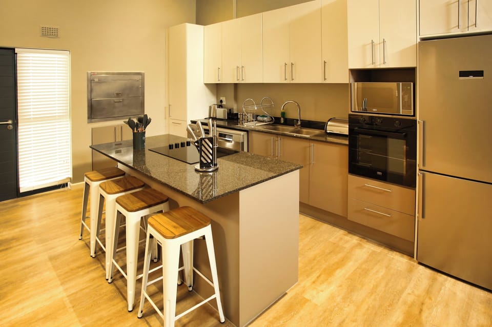 Elite Apartment | Private kitchen | Full-size fridge, microwave, oven, stovetop