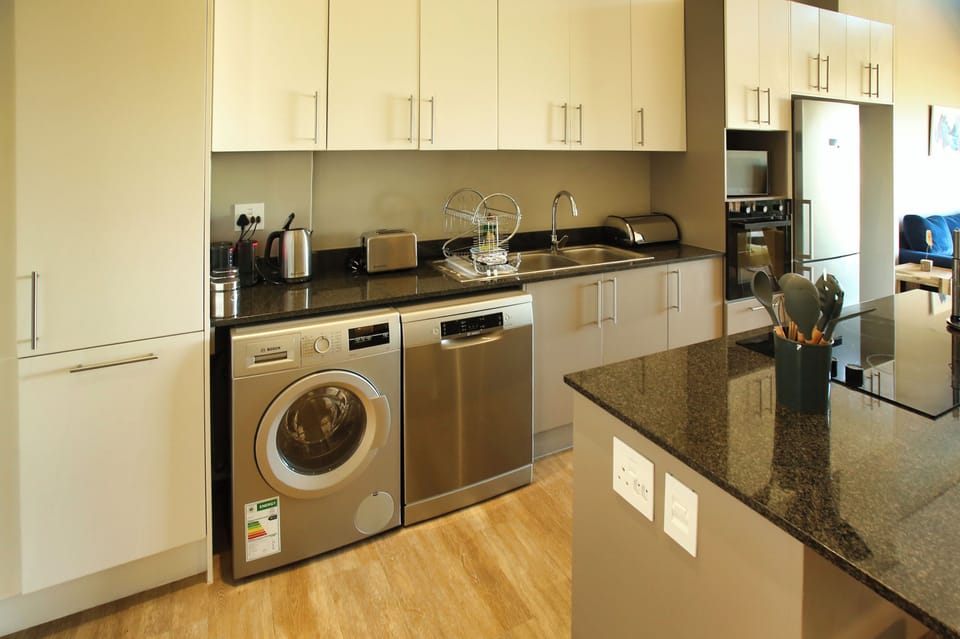 Elite Apartment | Private kitchen | Full-size fridge, microwave, oven, stovetop