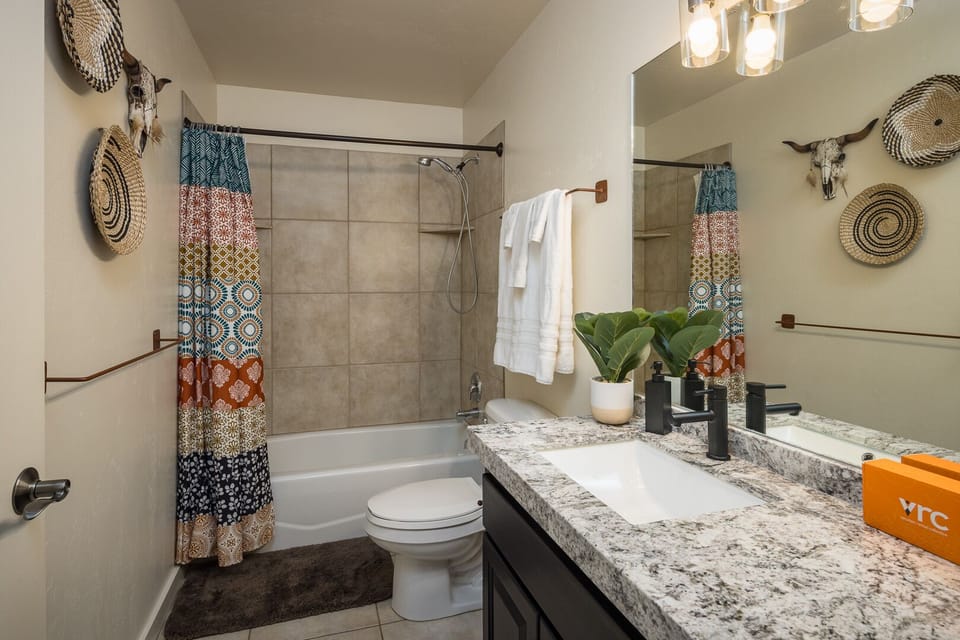 2nd bathroom with tub/shower