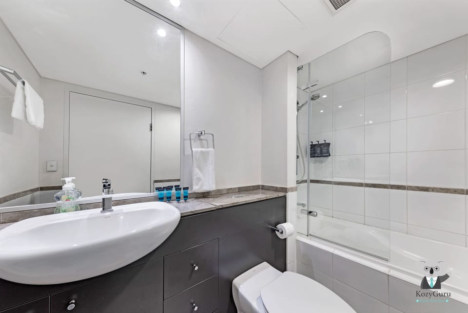 City Room, 1 Queen Bed | Bathroom | Rainfall showerhead, hair dryer, towels