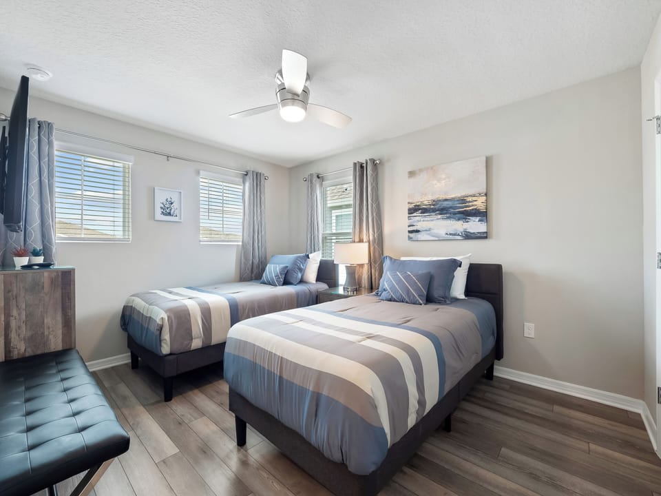 Bedroom 3 Upstairs Twin Ensuite Bathroom with Walk in Shower Sleeps 2