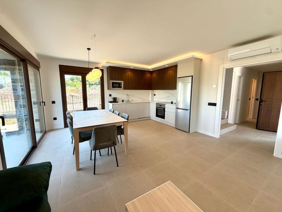 Family House, 4 Bedrooms, Pool Access, Lake View | Private kitchen | Full-size fridge, microwave, oven, stovetop