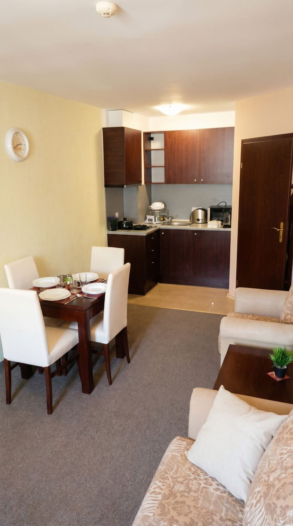 Apartment, 1 Bedroom, Balcony, Mountain View | Dining room