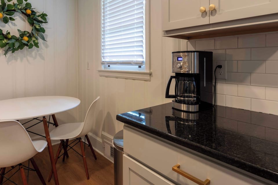 House, Multiple Beds, Patio, Garden View (Athens Hideaway) | Dining