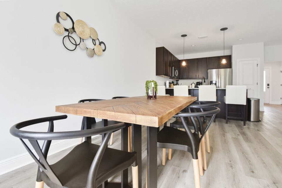Gather around the dining table - fits 6 + 4 at the kitchen island