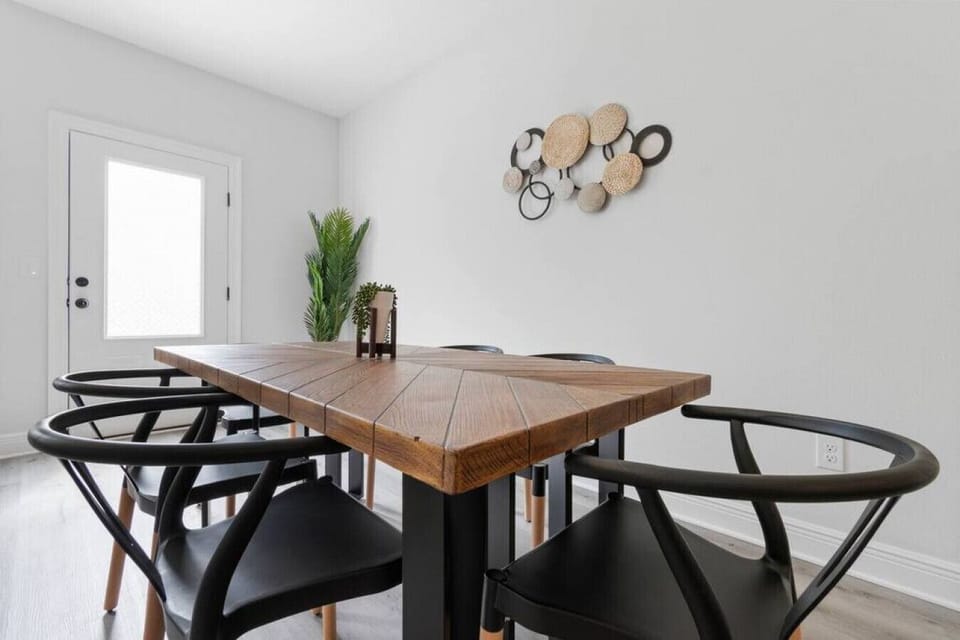 The dining table offers enough space for 6 people plus additional 4 people on the kitchen island.