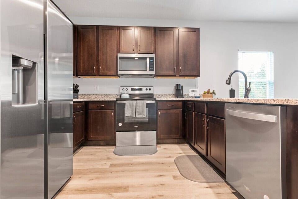 Find everything you need to cook up a Sunday breakfast or quick lunch. Fully equipped kitchen with pots, pans, silverware and dinner set.