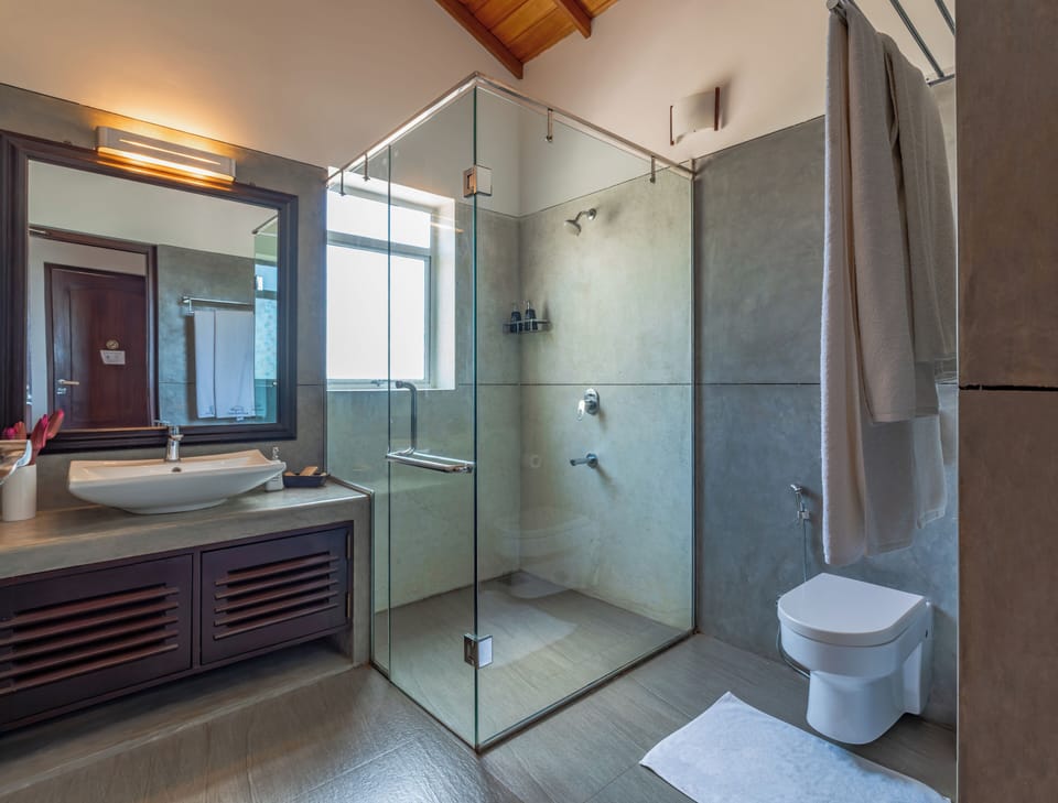 Deluxe Triple Balcony side seaview | Bathroom | Shower, rainfall showerhead, free toiletries, hair dryer