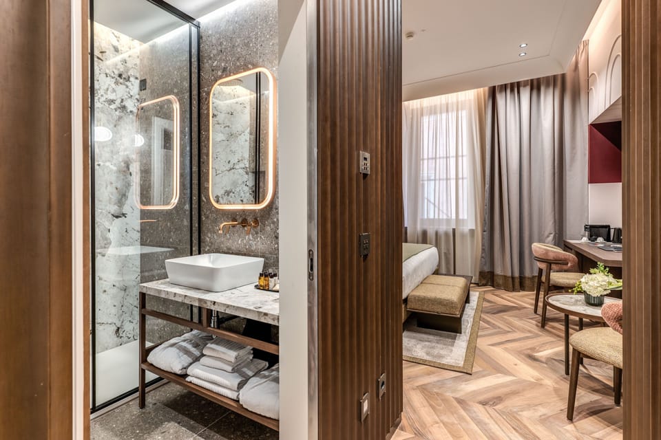 Superior Room | Premium bedding, down comforters, pillowtop beds, minibar