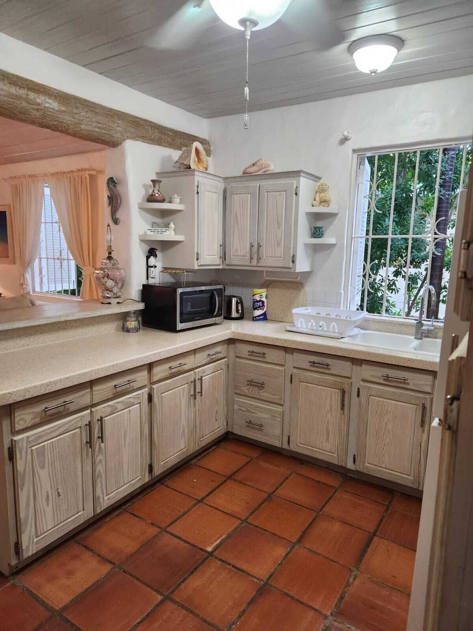 Fully equipped kitchen.
