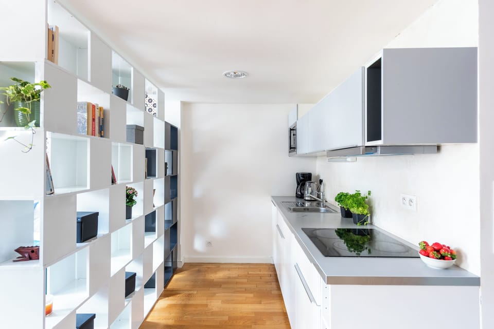 Deluxe Apartment | Private kitchen | Fridge, microwave, stovetop, coffee/tea maker