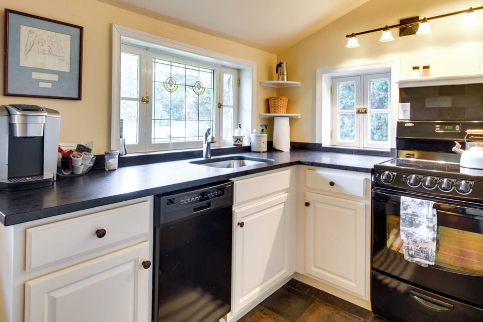 Kitchenette | Trash Bags & Paper Towels