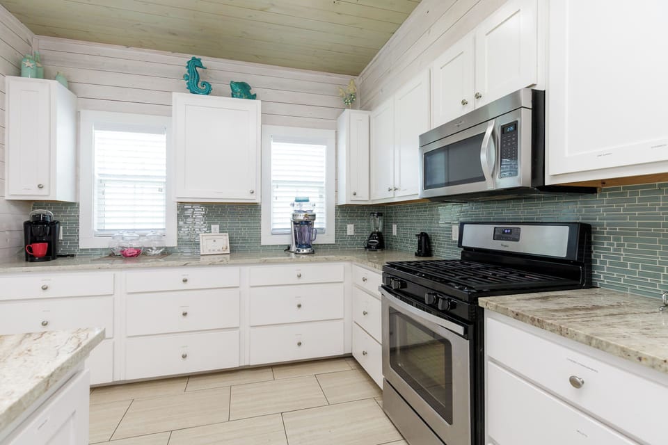 House, Multiple Beds, Patio, Garden View (Mermaid Hair Don't Care) | Private kitchen | Fridge, microwave, oven, stovetop