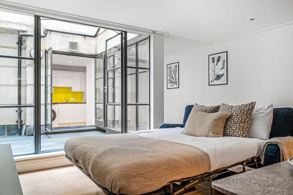 2BR with Patio in the Heart of Holborn Apartment in London Borough of Camden
