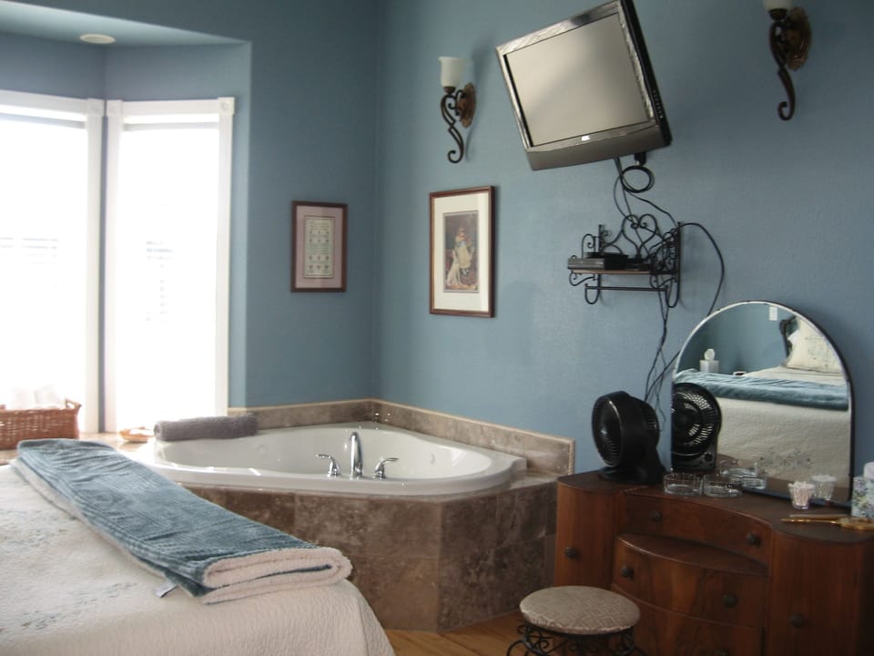 Premium Suite, 1 King Bed, Jetted Tub, Partial Sea View | Jetted tub