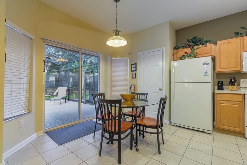 Kitchen Breakfast Area that Seats 4 People with Pool Access