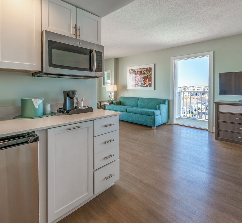 Ocean View  King Suite | Private kitchen | Fridge, microwave, coffee/tea maker, toaster