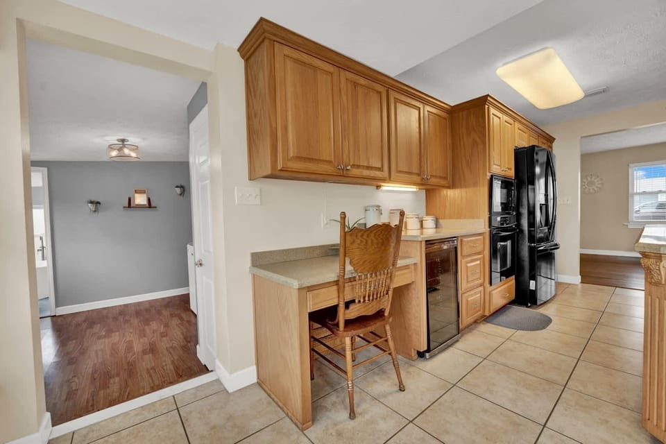 Large Fully Stocked Kitchen