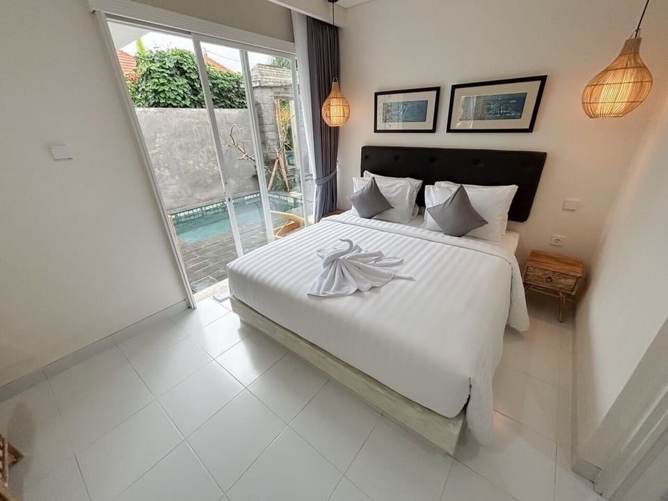 Suite | In-room safe, desk, soundproofing, iron/ironing board