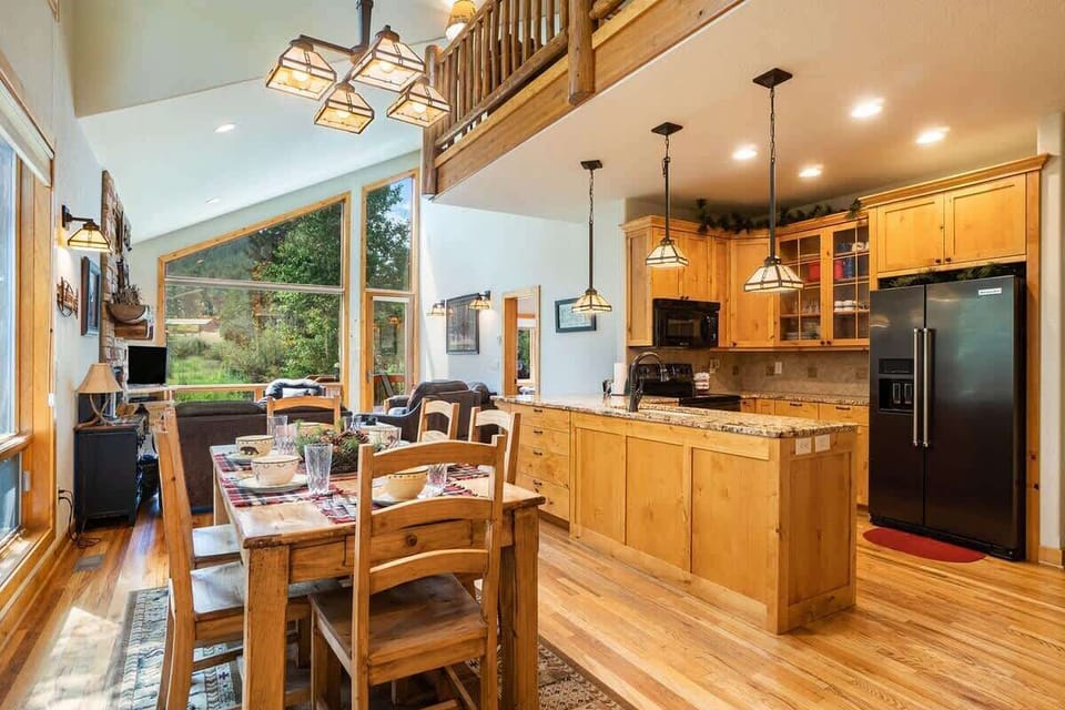 Dining room.