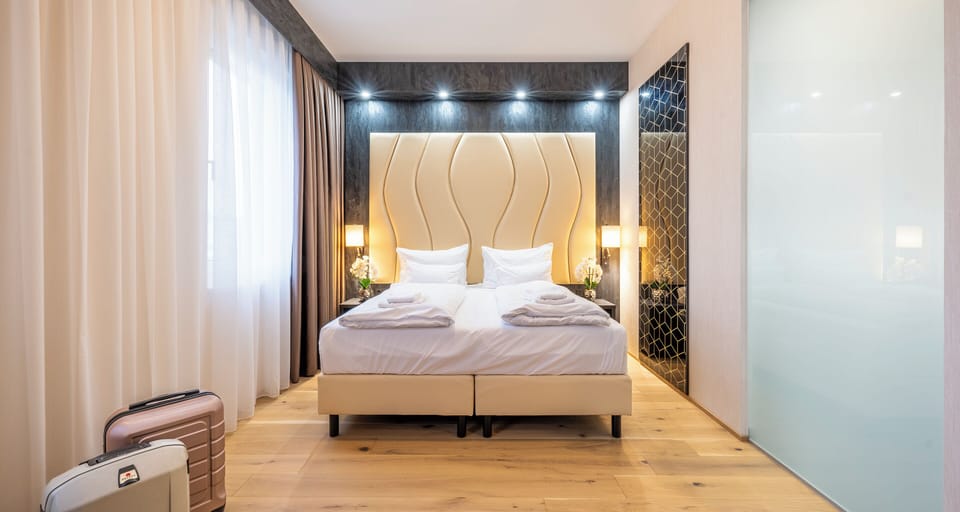 Premium Room, 1 Double Bed (Converts to 2 Twin Beds) | Minibar, in-room safe, desk, laptop workspace