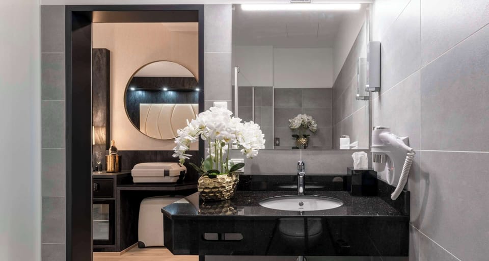 Standard Room, 1 Double Bed (Converts to 2 Twin Beds) | Bathroom | Shower, rainfall showerhead, hair dryer, bathrobes