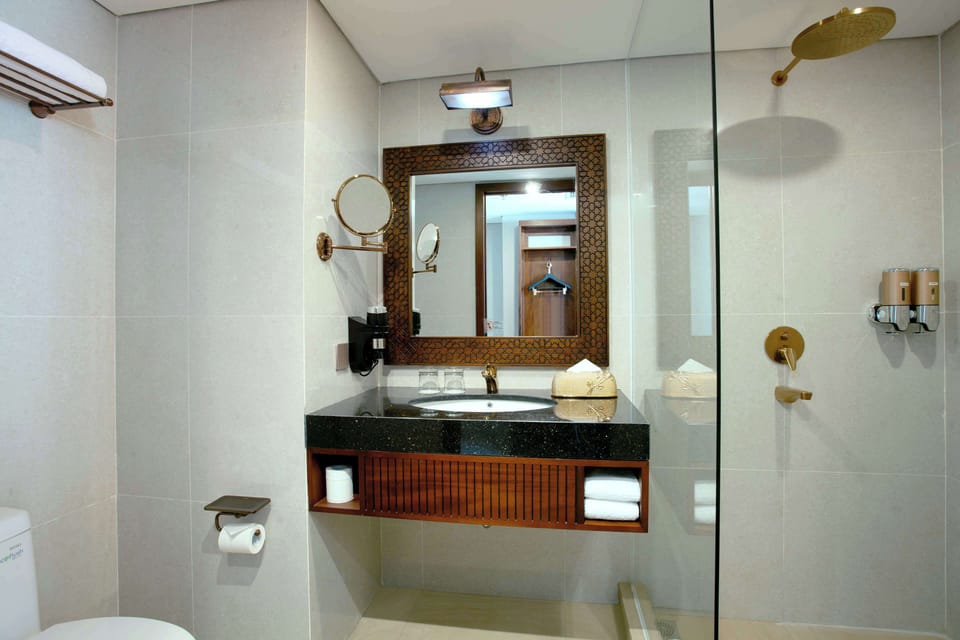 Shower, rainfall showerhead, free toiletries, hair dryer