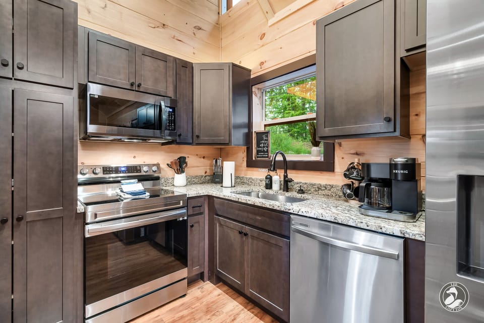 Fully-equipped kitchen (waffle maker, blender, cutting boards, slow-cooker, etc)