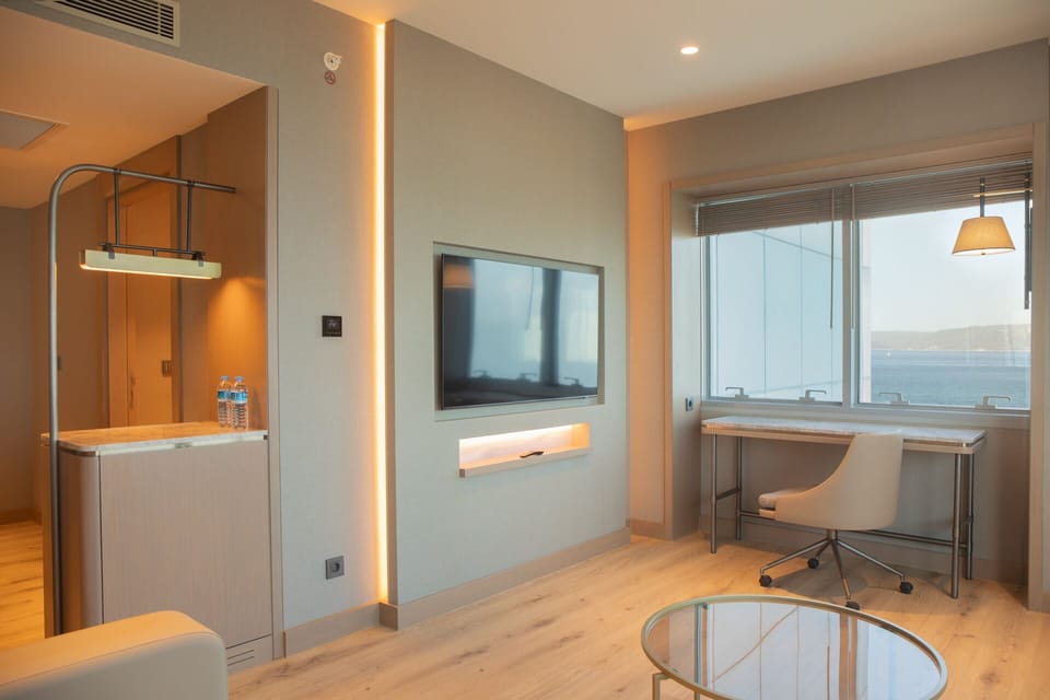 DELUXE CORNER SUIT BOSPHORUS VIEW | Egyptian cotton sheets, premium bedding, minibar, in-room safe