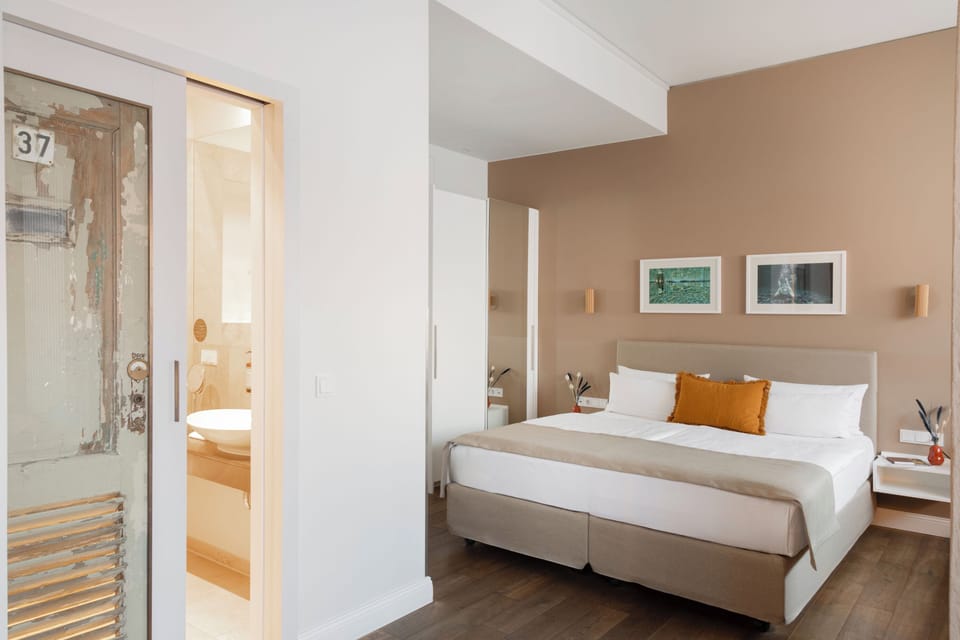 Junior Suite | Premium bedding, in-room safe, desk, laptop workspace