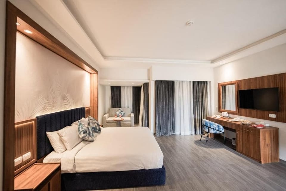 Premium Room, Balcony, Partial Sea View | Minibar, in-room safe, bed sheets