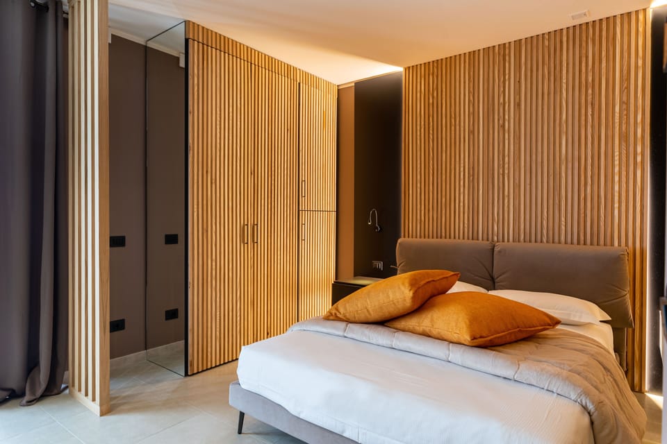 1 bedroom, Egyptian cotton sheets, premium bedding, down comforters