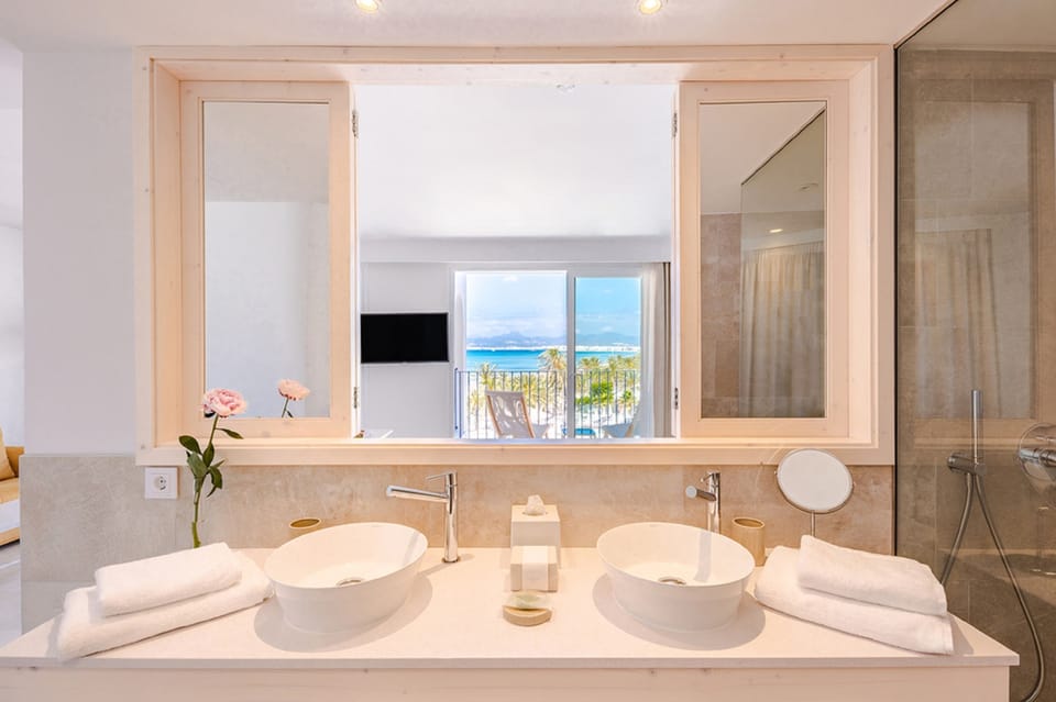 Junior Suite, Balcony, Sea View | Bathroom sink