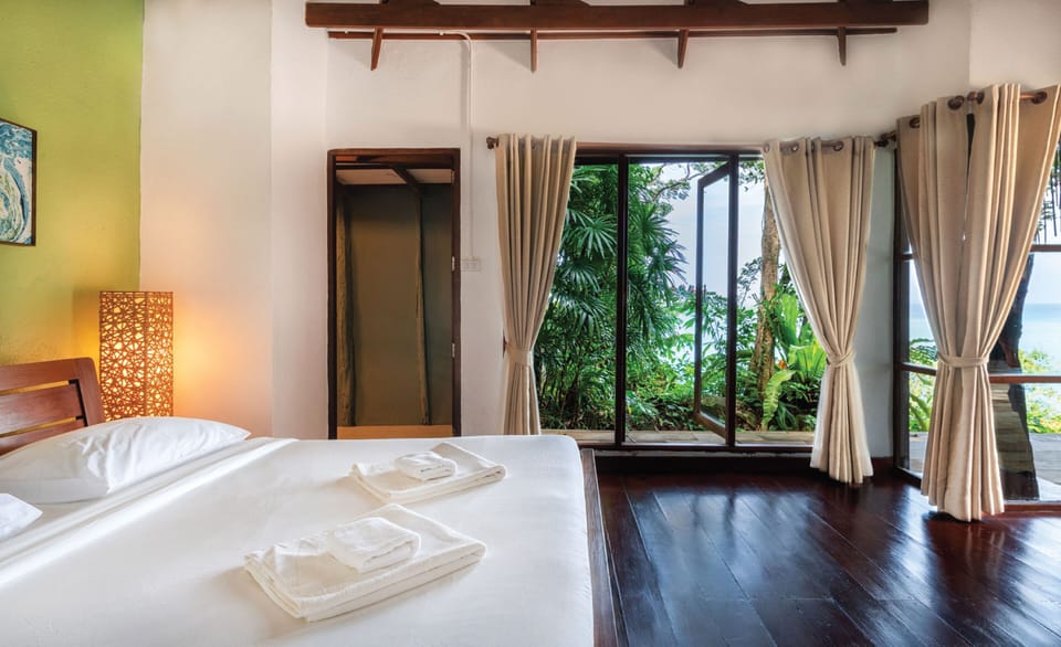 Pool Suite | Hypo-allergenic bedding, desk, rollaway beds, free WiFi
