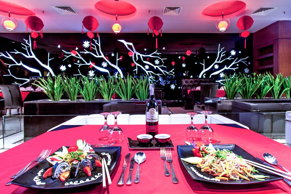 6 restaurants; breakfast, lunch, and dinner served