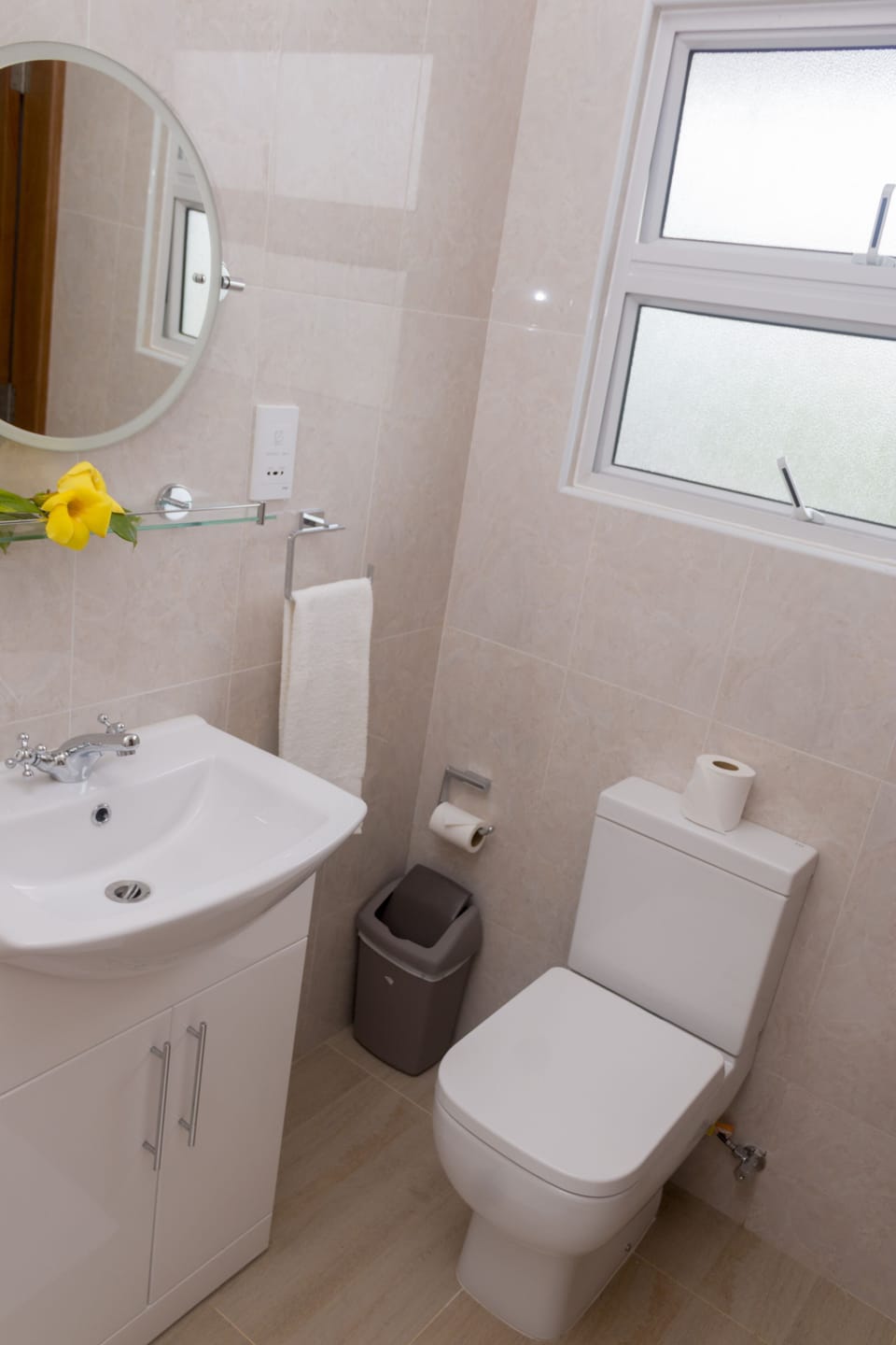 Double Room | Bathroom | Shower, rainfall showerhead, free toiletries, hair dryer (on request)