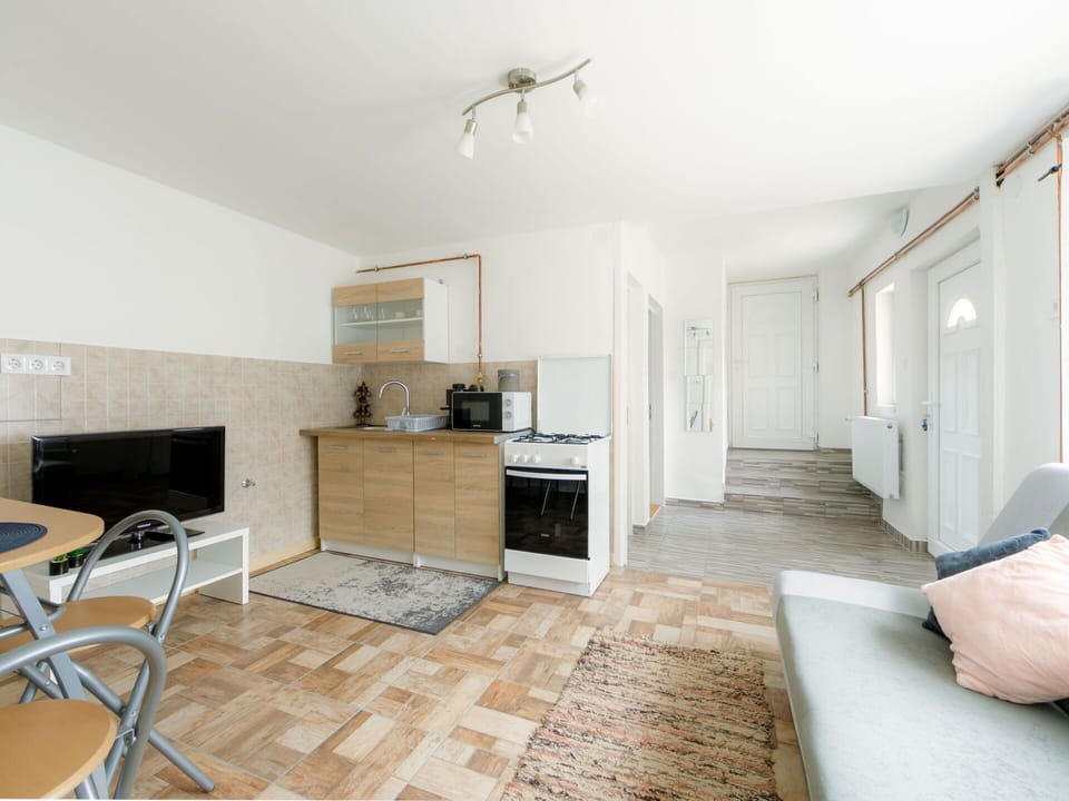 Furniture, Ceiling Fan, Wood, Home Appliance, Interior Design, Architecture, Flooring, Television, Floor